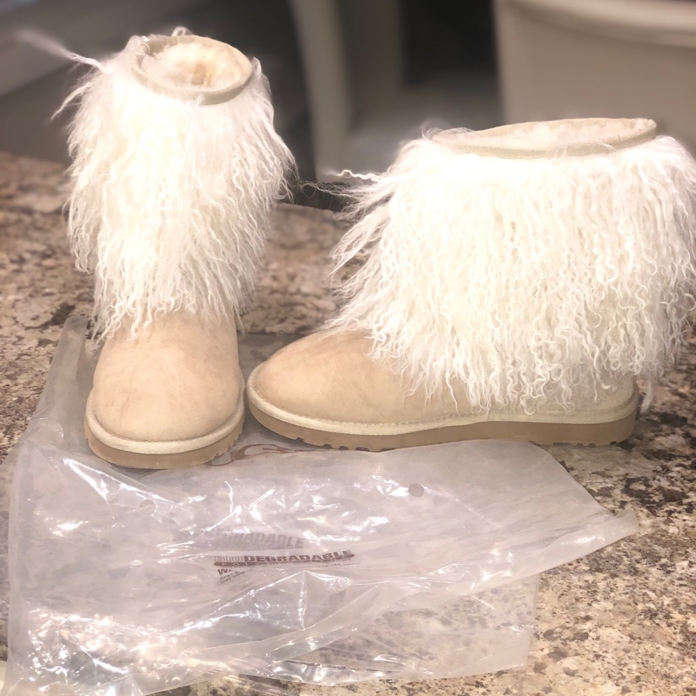 UGG Short Sheepskin Cuff Sand Boots✨ NEVER WORN